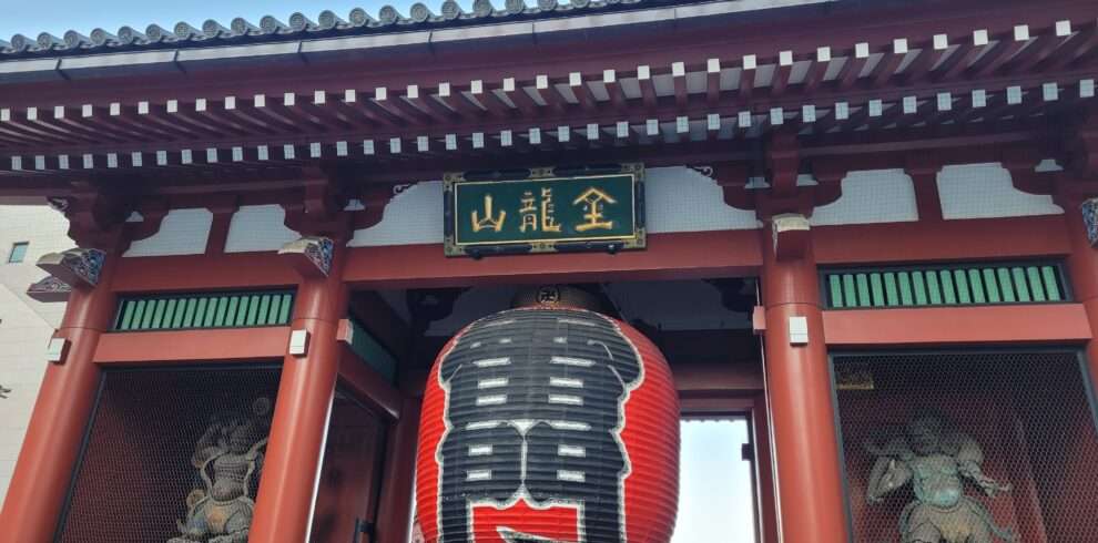 Picture of the iconic red lantern and main hall of Senso-ji Temple in Asakusa, Tokyo