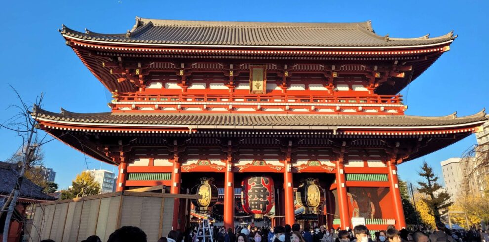 Picture of the iconic red lantern and main hall of Senso-ji Temple in Asakusa, Tokyo
